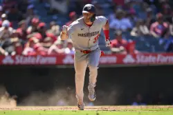 Nationals’ Jacob Young leaves game with bruised right index finger